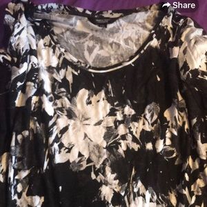 Vera wang T-shirt floral: black, white, and gray